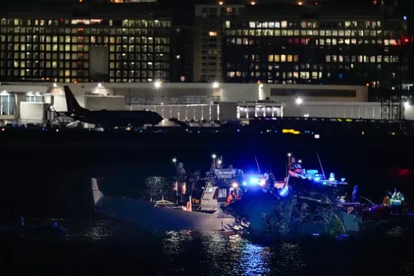 emergency crews respond to aircraft crash near reagan national airport
